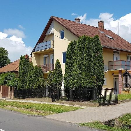 Grosses Ferienhaus Plattensee Balaton - Nyaralo Haz 6 Szobaval, 5 Fuerdoszobaval, 3000 Nm Leilighet Szolad Eksteriør bilde