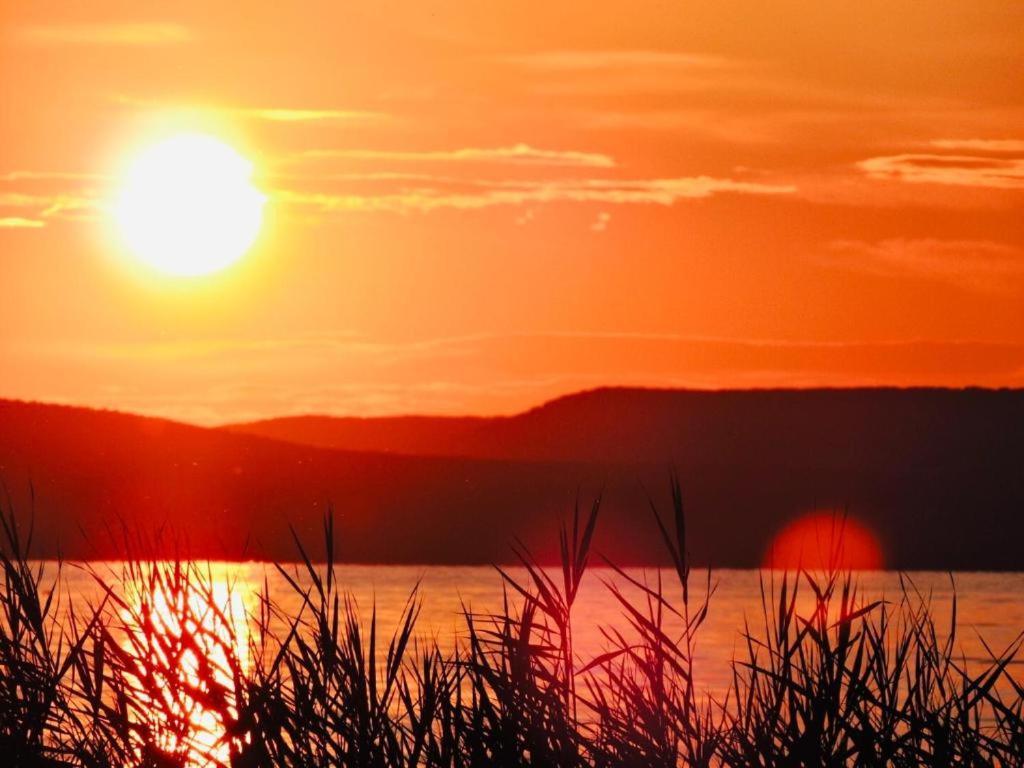 Grosses Ferienhaus Plattensee Balaton - Nyaralo Haz 6 Szobaval, 5 Fuerdoszobaval, 3000 Nm Leilighet Szolad Eksteriør bilde