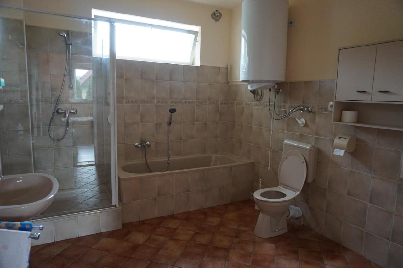 Grosses Ferienhaus Plattensee Balaton - Nyaralo Haz 6 Szobaval, 5 Fuerdoszobaval, 3000 Nm Leilighet Szolad Eksteriør bilde
