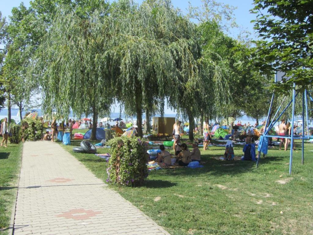 Grosses Ferienhaus Plattensee Balaton - Nyaralo Haz 6 Szobaval, 5 Fuerdoszobaval, 3000 Nm Leilighet Szolad Eksteriør bilde
