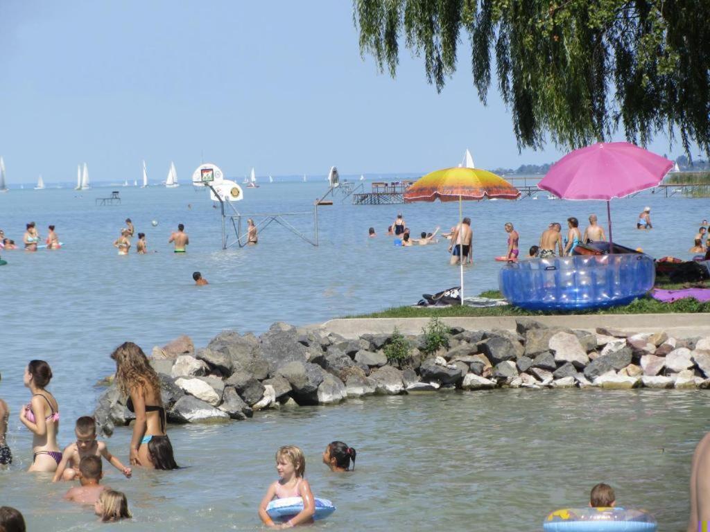 Grosses Ferienhaus Plattensee Balaton - Nyaralo Haz 6 Szobaval, 5 Fuerdoszobaval, 3000 Nm Leilighet Szolad Eksteriør bilde