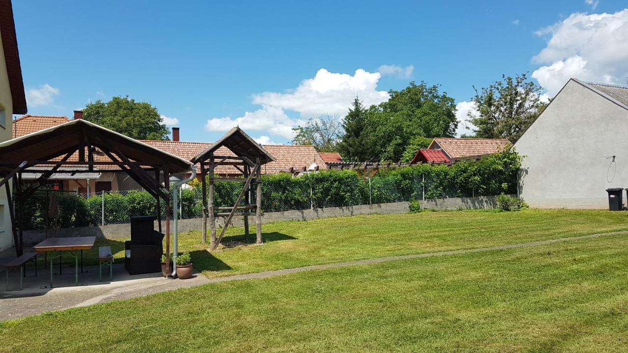 Grosses Ferienhaus Plattensee Balaton - Nyaralo Haz 6 Szobaval, 5 Fuerdoszobaval, 3000 Nm Leilighet Szolad Eksteriør bilde