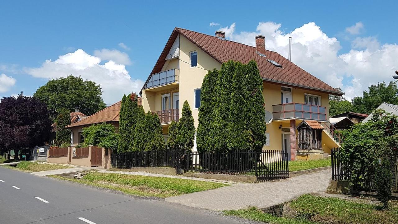 Grosses Ferienhaus Plattensee Balaton - Nyaralo Haz 6 Szobaval, 5 Fuerdoszobaval, 3000 Nm Leilighet Szolad Eksteriør bilde